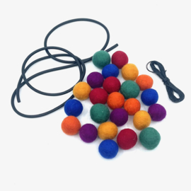 Halsketting met Regenboogkleuren  Viltballetjes (DIY)