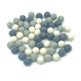 Viltballetjes wit ijsblauw blauwgrijs mix 60 stuks