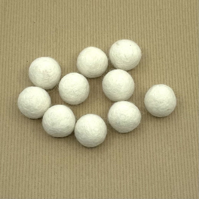 Viltballetjes - Wit - 2,2 cm - 100% Wolvilt - Fairtrade product  (per 10 stuks)