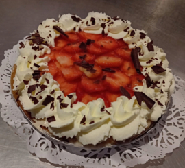 Aardbeivlaai met verse aardbeien