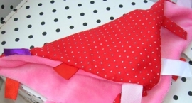 Knuffeldoekje rood/roze met labels | Kids Commotions