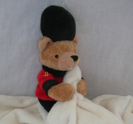 Beer guardsman knuffel met doekje | Harrods