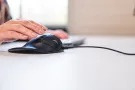 Handshoemouse rechts bedraad