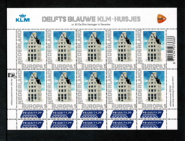 2012. V2898/9 KLM Delftsblauwe porseleinen huisjes in cel vellen **