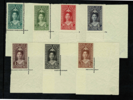 1923. 75/81 luxe serie in hoekrandstukken **