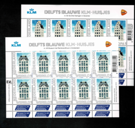 2012. V2898/9 KLM Delftsblauwe porseleinen huisjes in cel vellen **