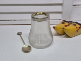 Glas en kristal in de keuken en op tafel