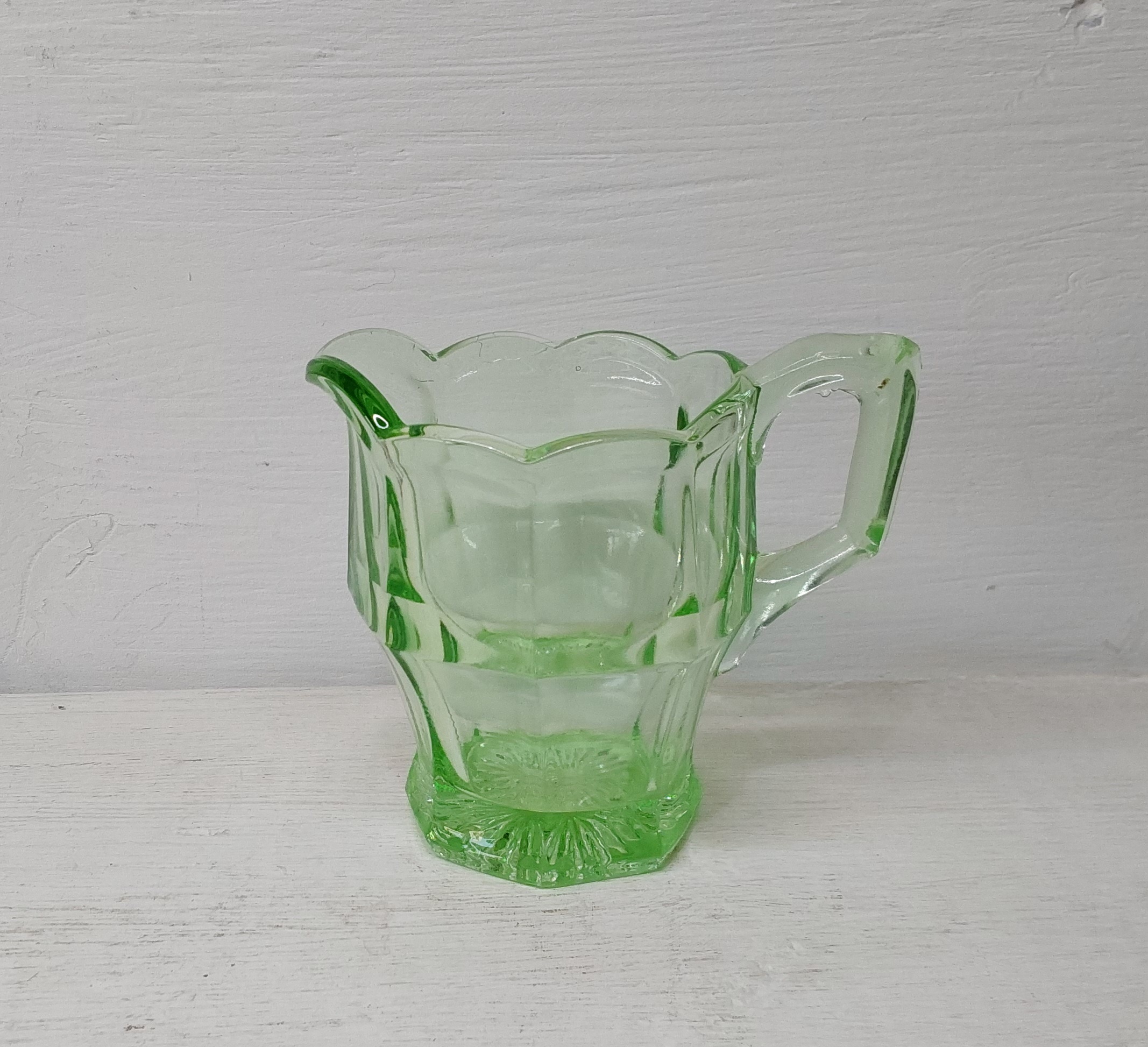 Melkkannetje uranium glas