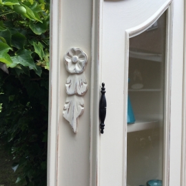 Hoekkast in roomwit, brocante look