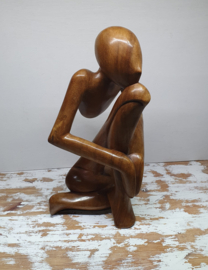 Houten sculptuur 'de Denker'