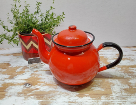 Rood emaille theepotje