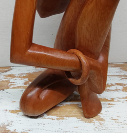 Houten sculptuur,  de Denker