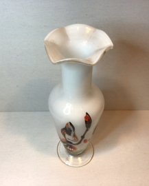 Witte glazen vaas met verschillende  kleuren