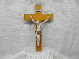 Crucifix met gipsen beeld