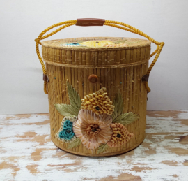 Vintage mand met raffia
