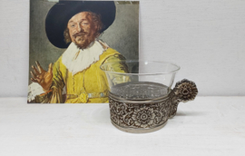 Glas in een houder van tin