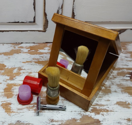 Brocante scheerdoos met inhoud