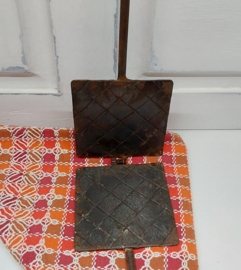 Antiek knijpijzer, hostie ijzer