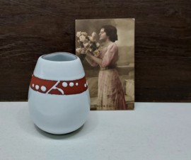 Klein aardewerk vaasje, Ravelli stijl