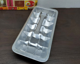 Ouderwetse aluminium ijsklontjes bakje
