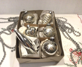 6 zilverkleurige kerstballen