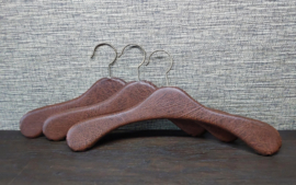 Vintage kleerhangers met skai bekleed