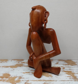 Houten sculptuur,  de Denker