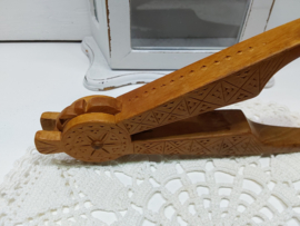 Scandinavische houten notenkraker