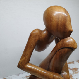 Houten sculptuur 'de Denker'
