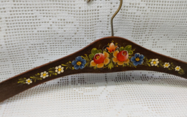Houten kleerhanger handbeschilderd