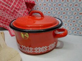 Rood emaille kookpan