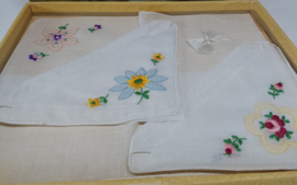 3 vintage zakdoekjes in doos