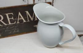 Witte emaille kan