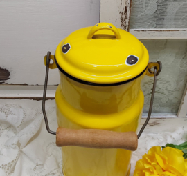 Gele melkcontainer