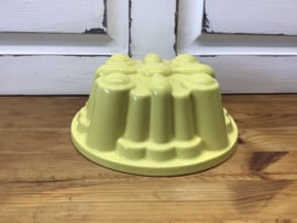 Gele aardewerk puddingvorm