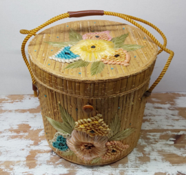 Vintage mand met raffia