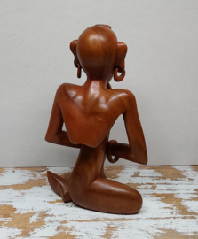 Houten sculptuur,  de Denker