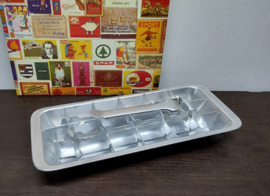 Ouderwetse aluminium ijsklontjes bakje