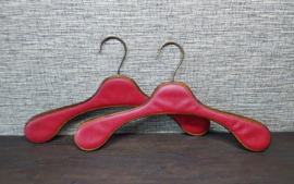 2 Grote vintage kleerhangers