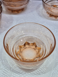 Ouderwets roze persglas schaaltje