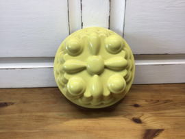 Gele aardewerk puddingvorm