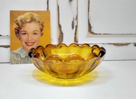 Amberkleurige persglas schaal