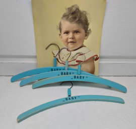 Oude houten baby kleerhangers