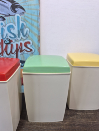 3 kunststof voorraad bussen