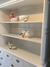 Landelijke open witte servieskast