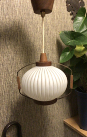 Vintage melkglas en teak hanglamp