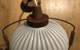 Vintage melkglas en teak hanglamp