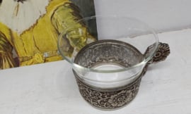 Glas in een houder van tin