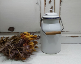 Witte melkcontainer