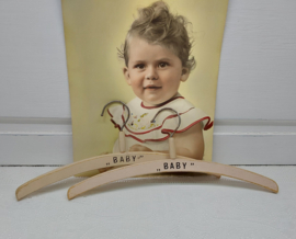 Oude houten baby kleerhangers